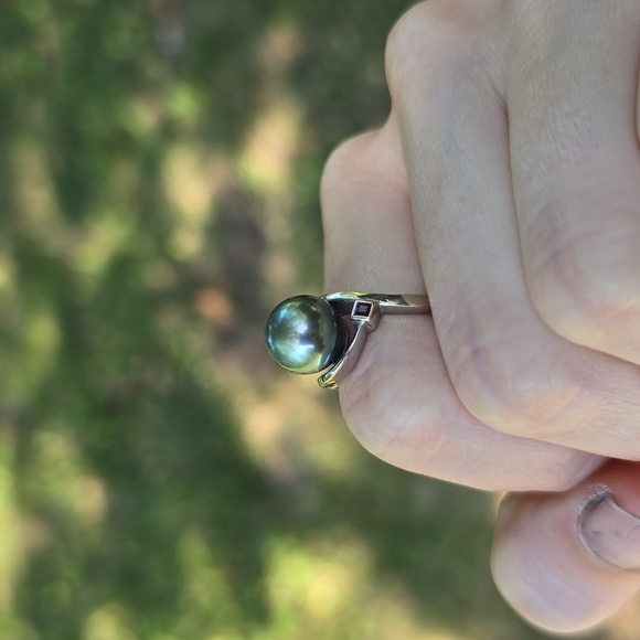 Tahitian Green Pearl with a Ruby on a White Gold Band - Picture 9 of 9